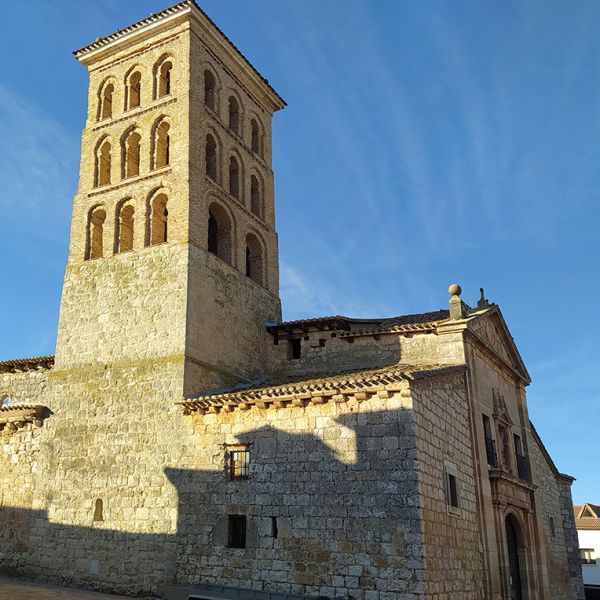 Detalle-de-la-iglesia-con-la-torre-destacada